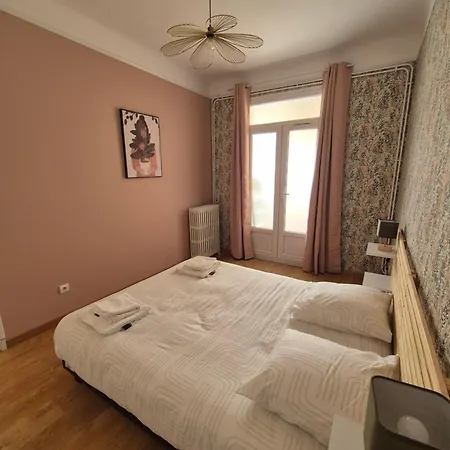 En Centre-ville Apartment *